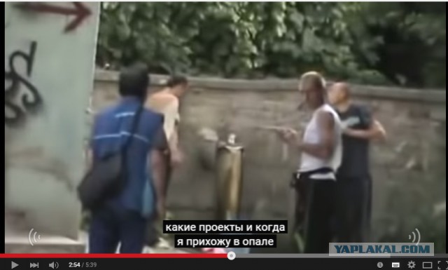 Парень заступился за женщину