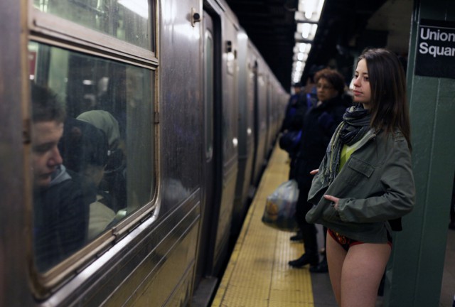 Голая женщина бегала в метро в СПБ