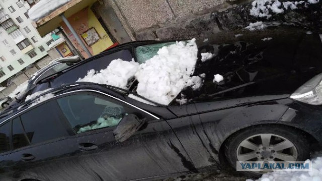 Кусок льда раздавил Жигули