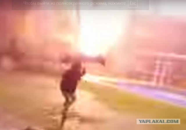 Молния ударила в шаге от подростка с зонтом