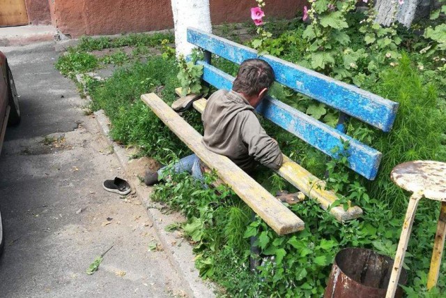 Застрял в текстурах. В Гомеле спасатели вытаскивали алкоголика из скамейки