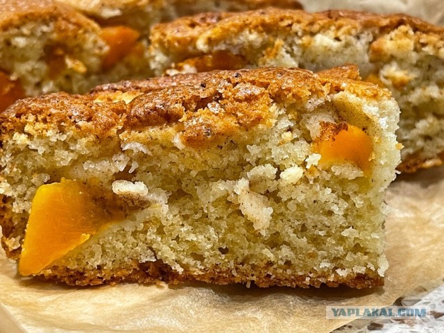 Быстро-вкусно: пирог на сметане с персиками