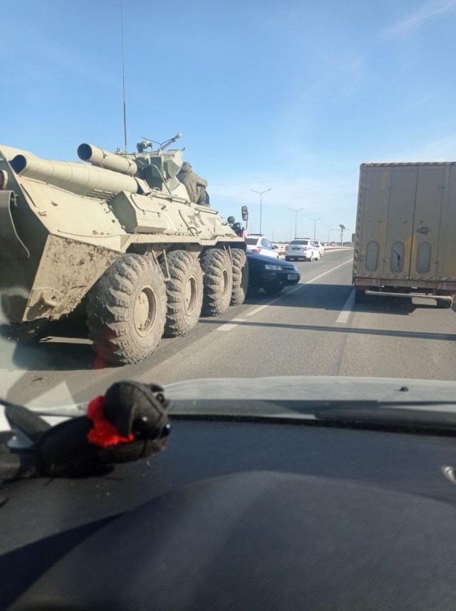 На трассе "Таврида"  БТР протаранил легковушку