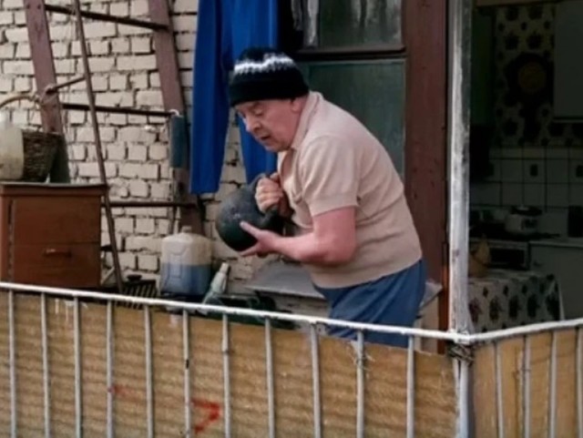 Автохам перегородил дорогу маме с ребенком