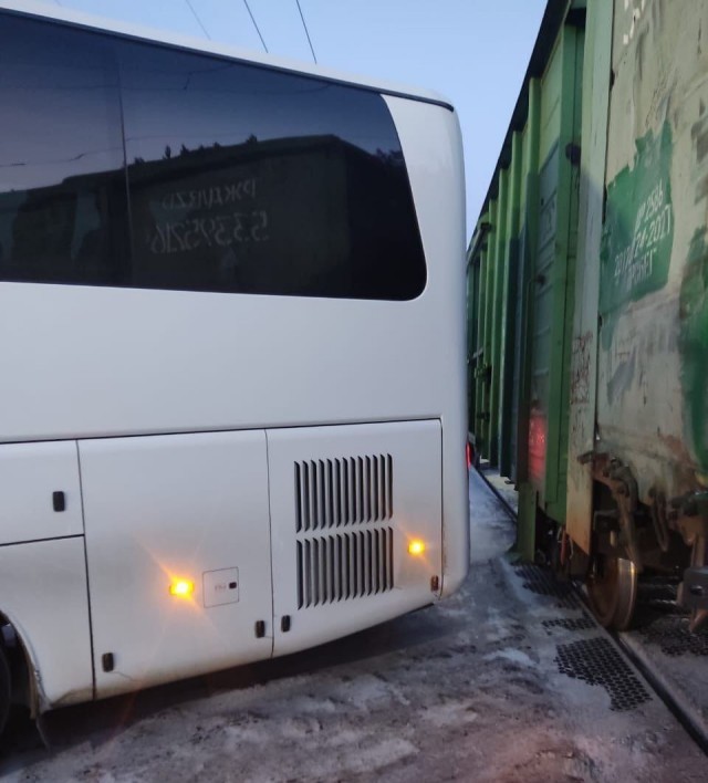 Грузовой поезд едва не снёс автобус с пассажирами на переезде в Иркутской области