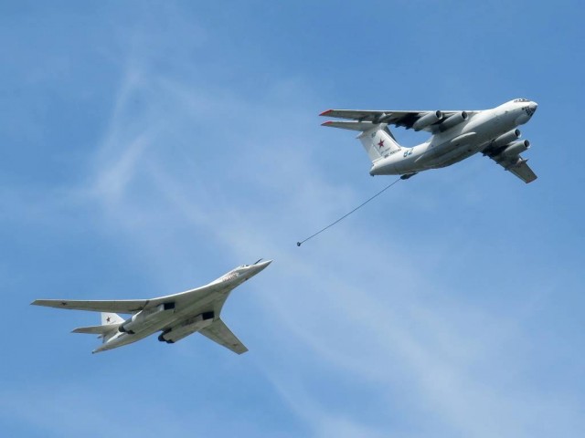 Су-30 облегчает американский заправщик КС-135
