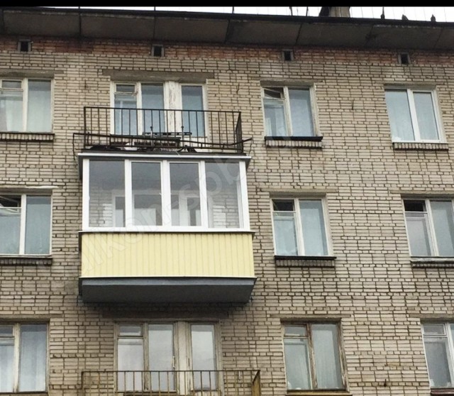В Берлине девушка была вынуждена прыгать из окна 11-ого этажа в корзину автолестницы, чтобы спастись от пожара