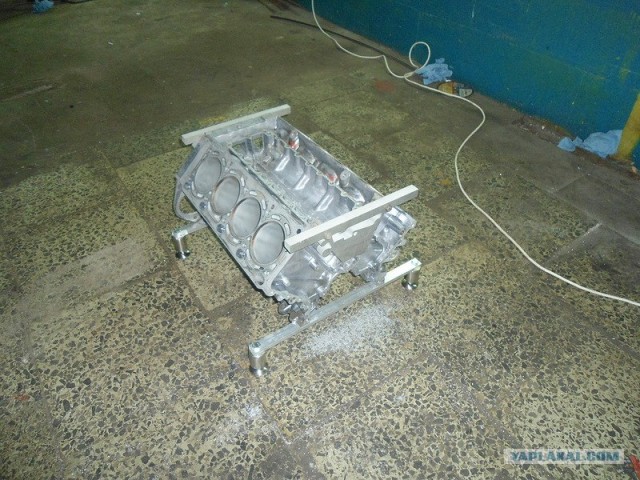 Столик V8