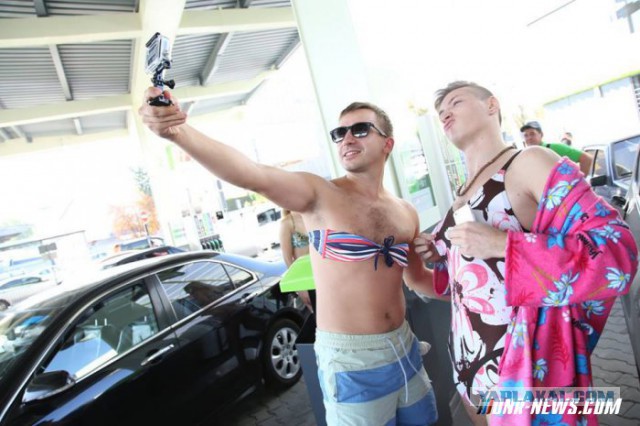 Креативный маркетинг. Бензин в обмен на сиськи.