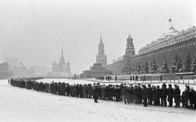 СМИ опубликовали фото давки в очереди в Третьяковскую галерею