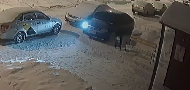 Пешеходу пригрозили штрафом за то, что помешал машине проехать по тротуару