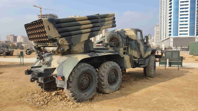 Выставка трофейной военной техники в Баку