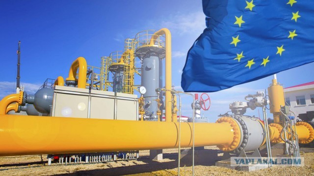 Цены на газ в Европе опустились ниже 300 долларов за тысячу «кубов» впервые за два года