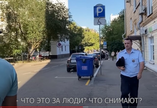 Мигранты запрещают снимать просрочку в магазине