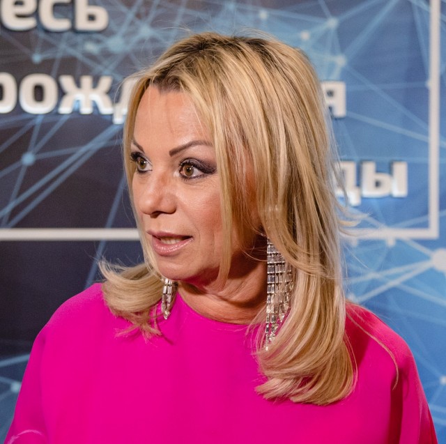 Внезапно. Поп-звезда 90-х Ирина Салтыкова спела для лучших сантехников России