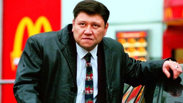 Мытищи — стадо кабанов привлекло шуршание пакета с продуктами, и они увязались за автором видео с надеждой на вкусняшки