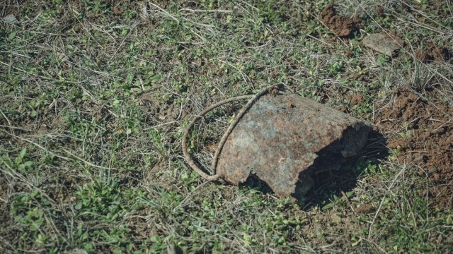 Воинские останки вылезли наружу у кладбища в Россошках