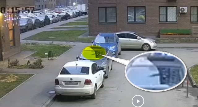 В Подмосковье в Балашихе мужчина упал на припаркованный автомобиль и мгновенно погиб