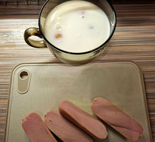 Пышный омлет с сардельками, жареным хлебом и салом