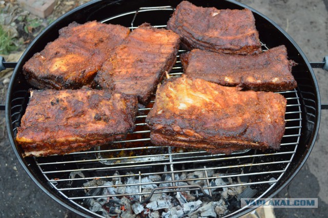 Копченые свиные ребрышки барбекю.