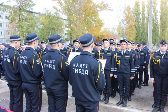 Пьяный полицейский, со своими друзьями, напал на таксиста
