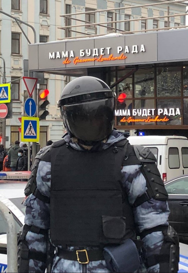 "Страна, которой нет" и "Полная дичь". Фото силовиков на фоне вывесок и надписей