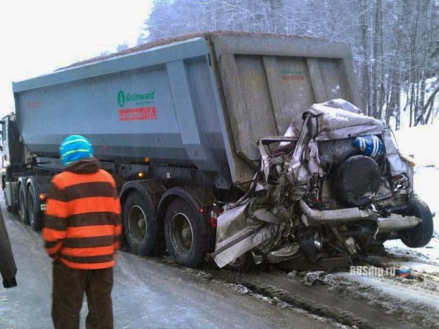 Человек тащит фуру