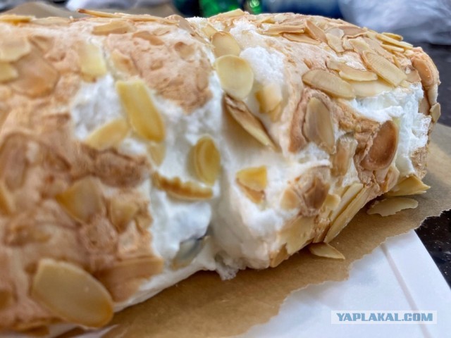 Рулет меренговый