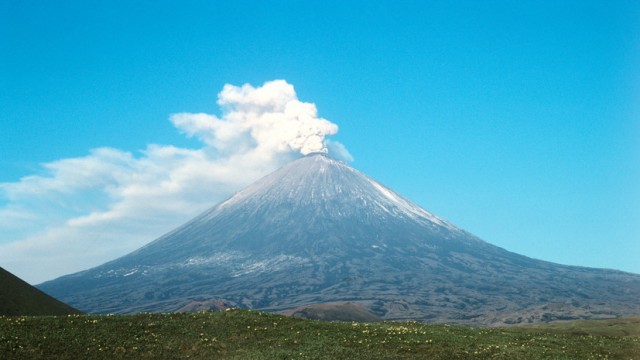 На Камчатке началось извержение сразу двух вулканов