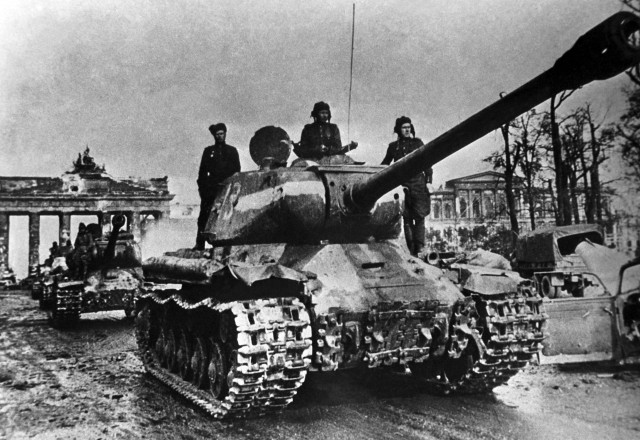 Танк Т–72 в Берлине ночью демонтировали и вывезли