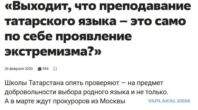 Жители Клинцов Брянской области несут цветы и свечи к стихийному мемориалу в память о погибших сегодня лётчиках