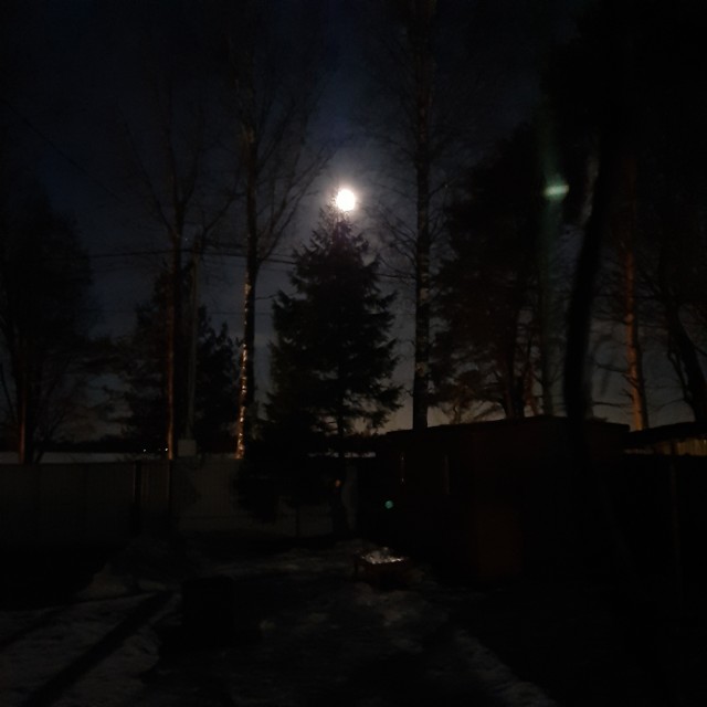 Луна за горой Монвизо