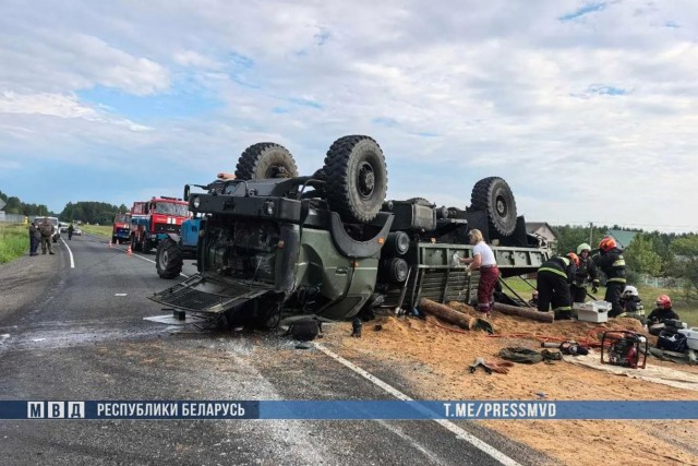 В Беларуси перевернулся военный грузовик: двое погибших, 14 раненых