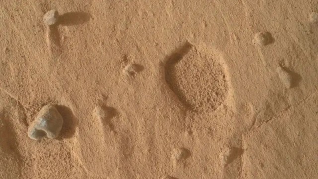 Марсоход NASA Curiosity обнаружил на Марсе странные «отпечатки ног» — учёные пока не знают, откуда они взялись