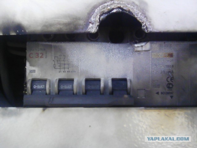 Провод вл-10кВ упал на крышу дома!