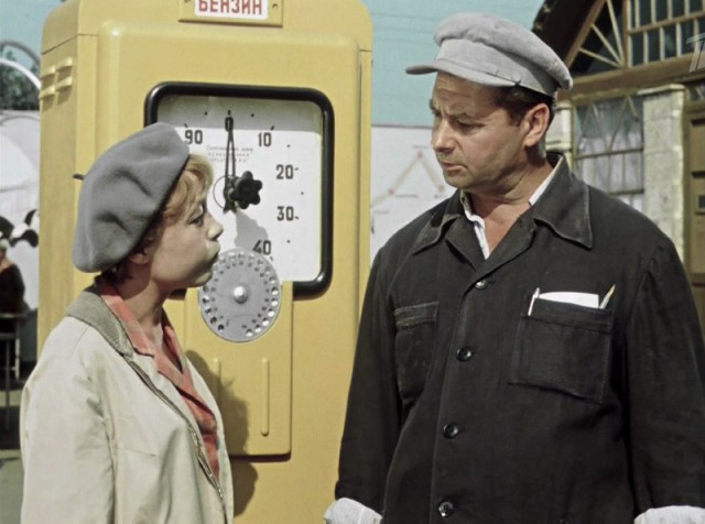 Киев и советский автотрафик 1962 года в фильме "Королева бензоколонки"