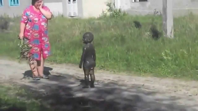 «Заботливые» родители перевозят ребенка