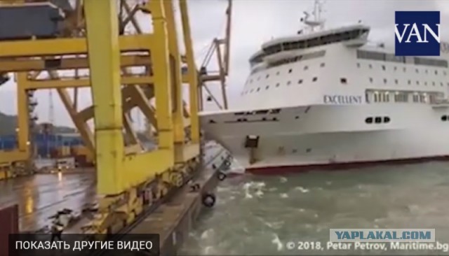Итальянский паром столкнулся с краном в порту Барселоны