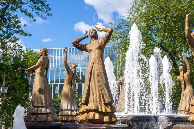 В центре Ярославля установили скульптуры танцующим девушкам, посвященные году театра в России