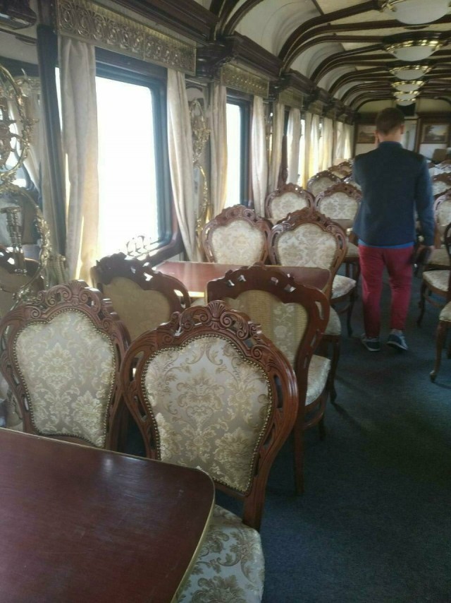 «Туристов от этих „калинок“ уже тошнило»: каково работать гидом поезда Москва-Владивосток с билетами от 400 тысяч рублей
