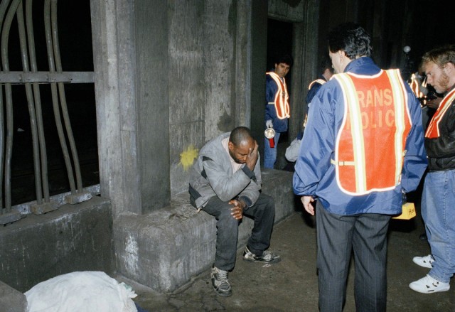 Внутри темных туннелей под Нью-Йорком, где бездомные борются за выживание на кишащих крысами рельсах