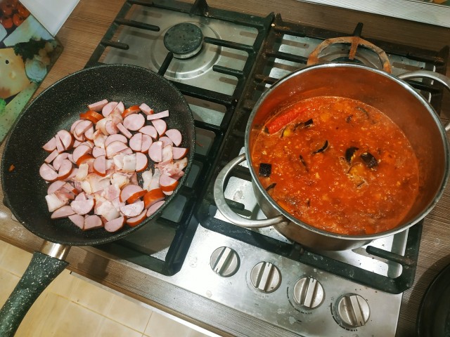 Томатный суп с колбаской и беконом