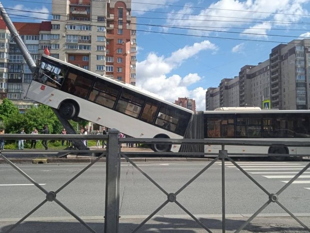В Петербурге на Ленинском проспекте автобус-гармошка влетел в фонарный столб