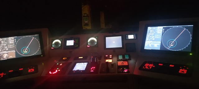 Прохождение под мостом в проливе Большой Бельт вечером