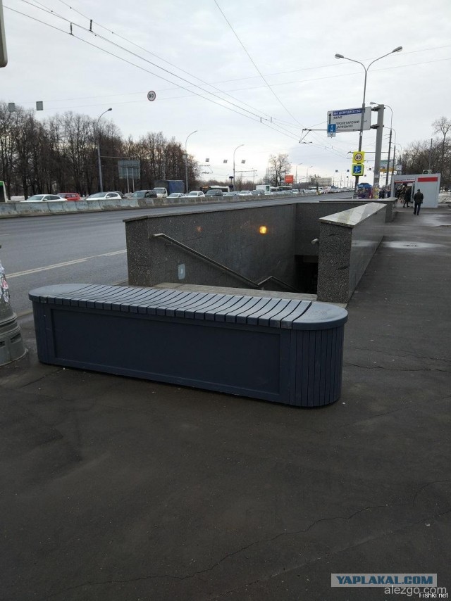 У Москва-сити Гелендваген попал в аварию, перевернулся и упал в подземный переход