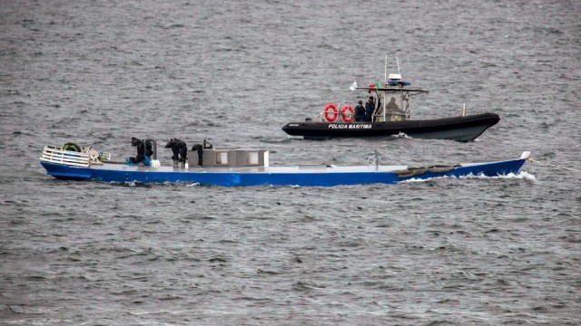 Полиция Португалии перехватила самодельную полуподводную лодку с кокаином в Атлантике
