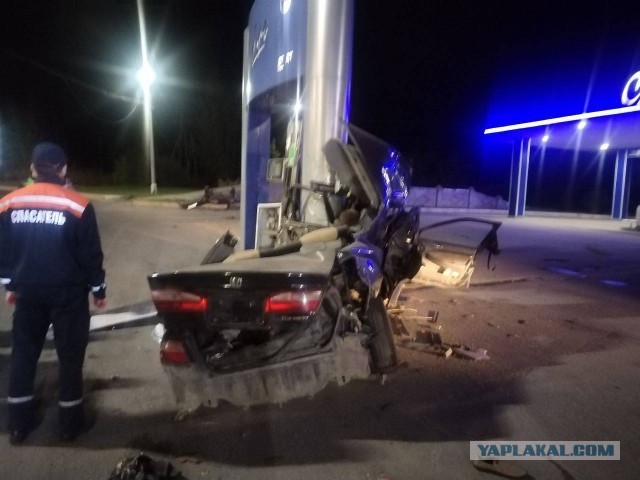 В Ачинске «Хонду» разорвало после столкновения с колонкой АЗС