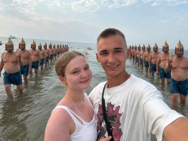 «Уберите, пожалуйста, мужика сзади»
