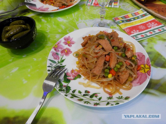 Рисовая лапша с индейкой и овощами.