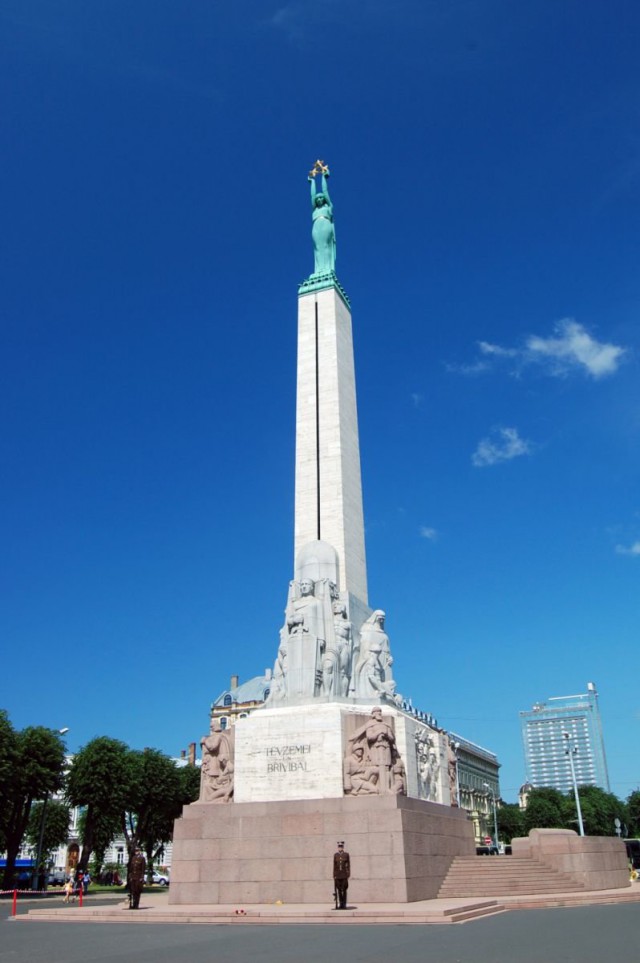 Американские солдаты справили нужду на главный символ свободы Латвии  Памятник Свободы в Риге.